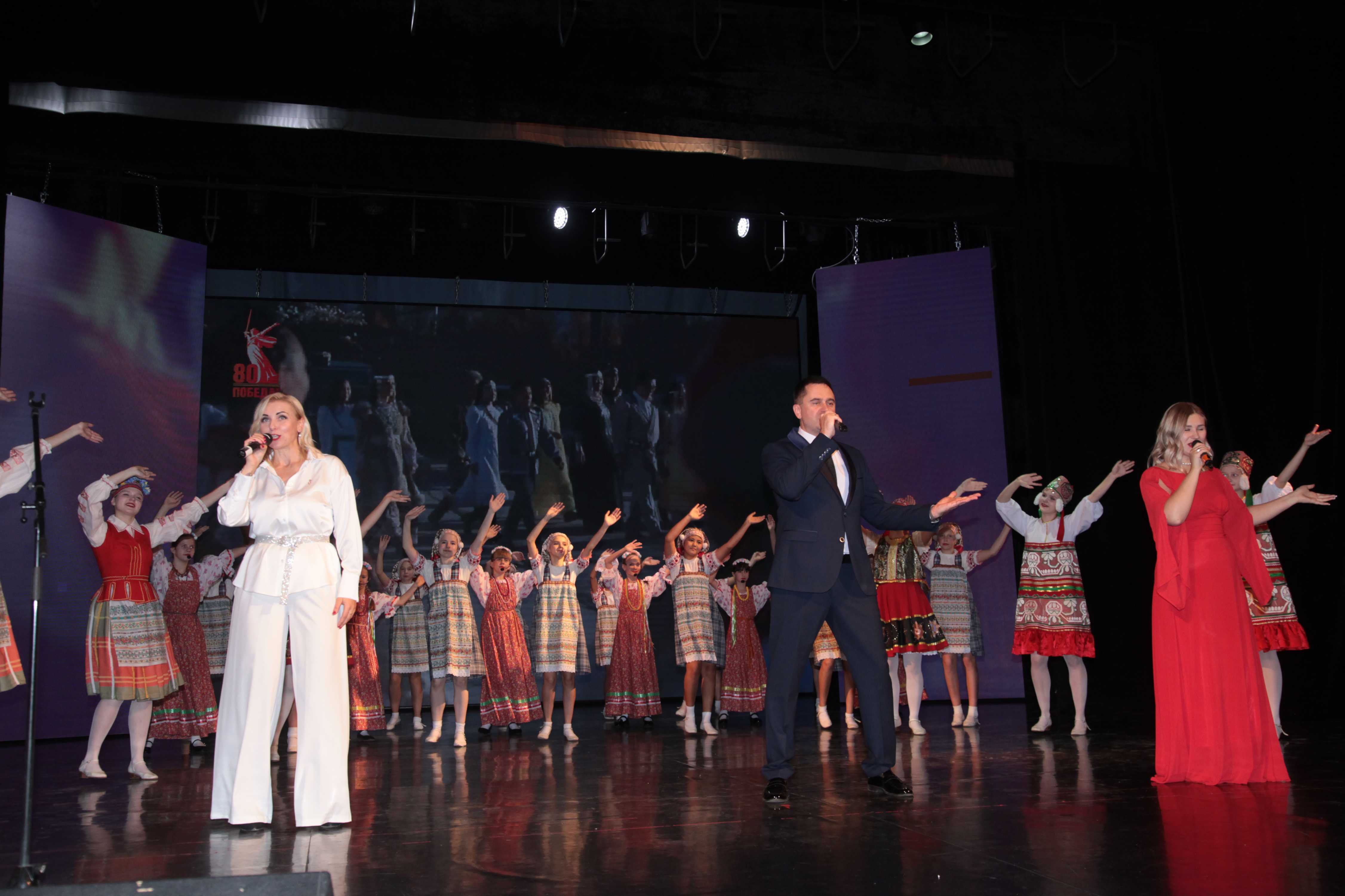 «В единстве — наша сила!»: во Дворце культуры «Россия» праздничным концертом отметили День народного единства.