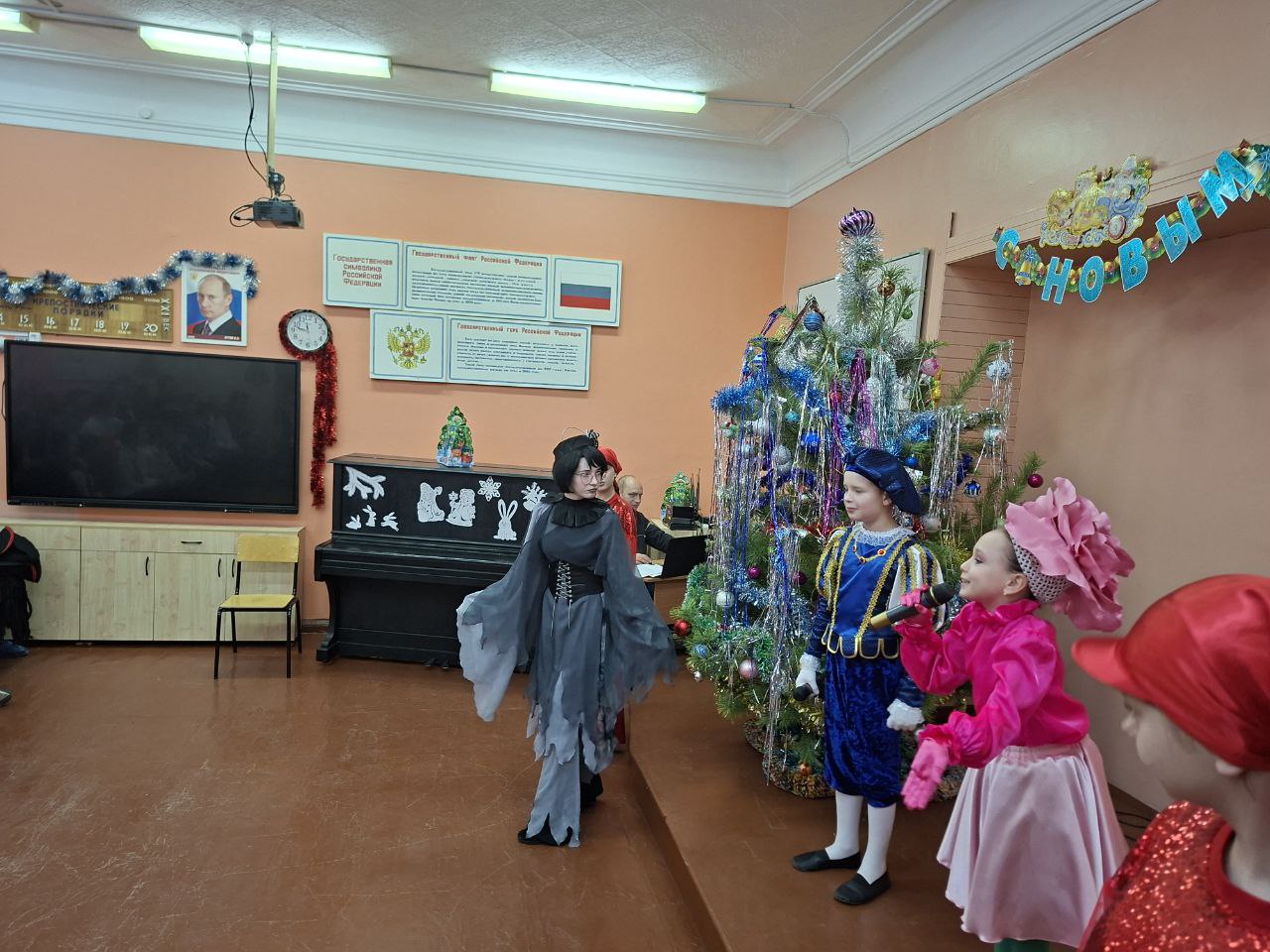 Юные артисты Дворца культуры «Россия» дарят праздник зрителям.