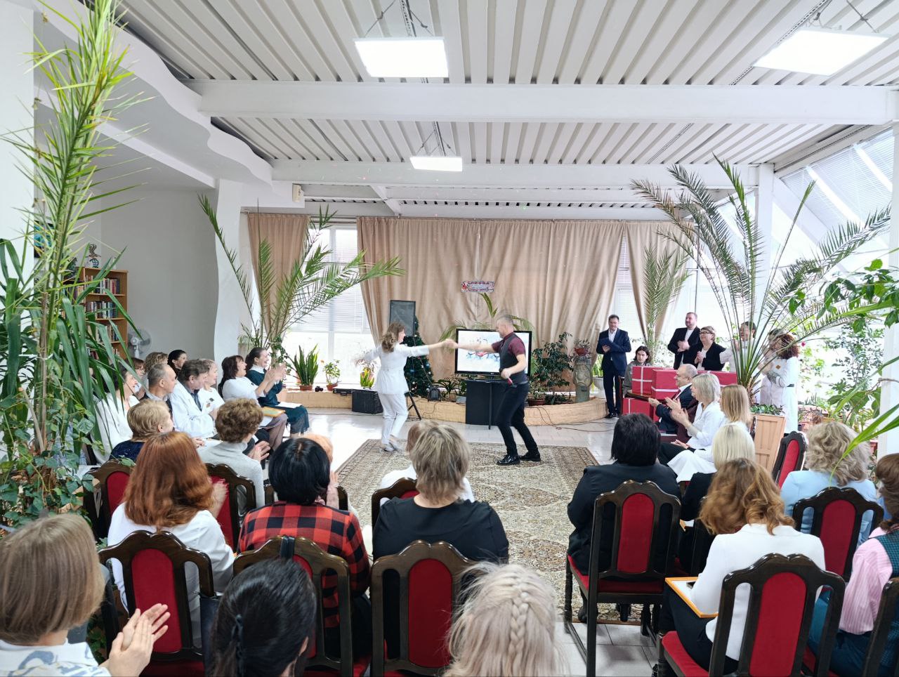 Артисты Дворца культуры «Россия» продолжают дарить праздник!