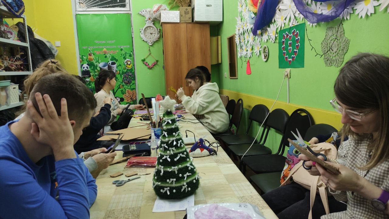 Воспитанники инклюзивной творческой лаборатории готовятся к Новому году.