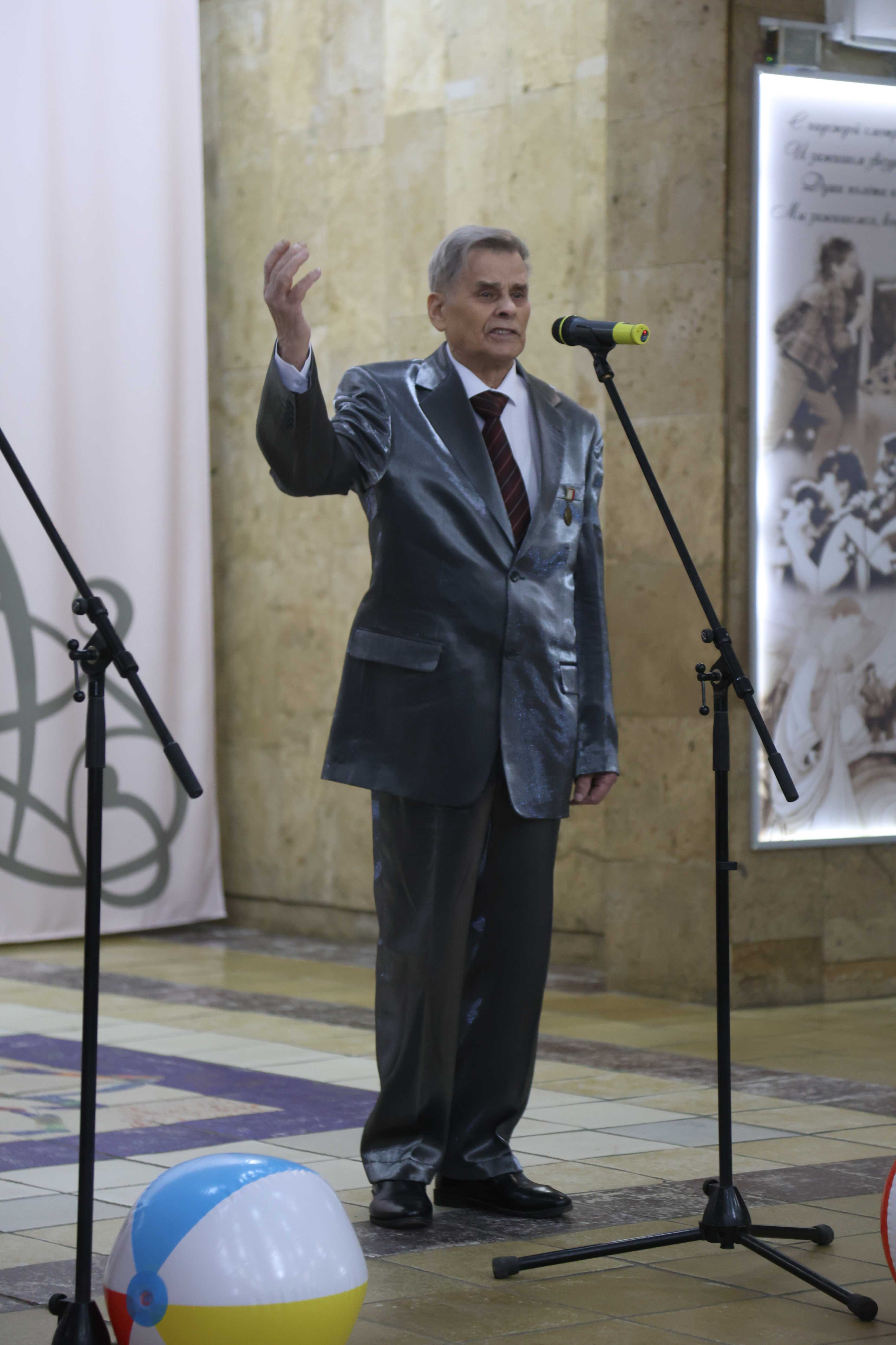 Во Дворце культуры «Россия» прошёл творческий вечер саратовского поэта.