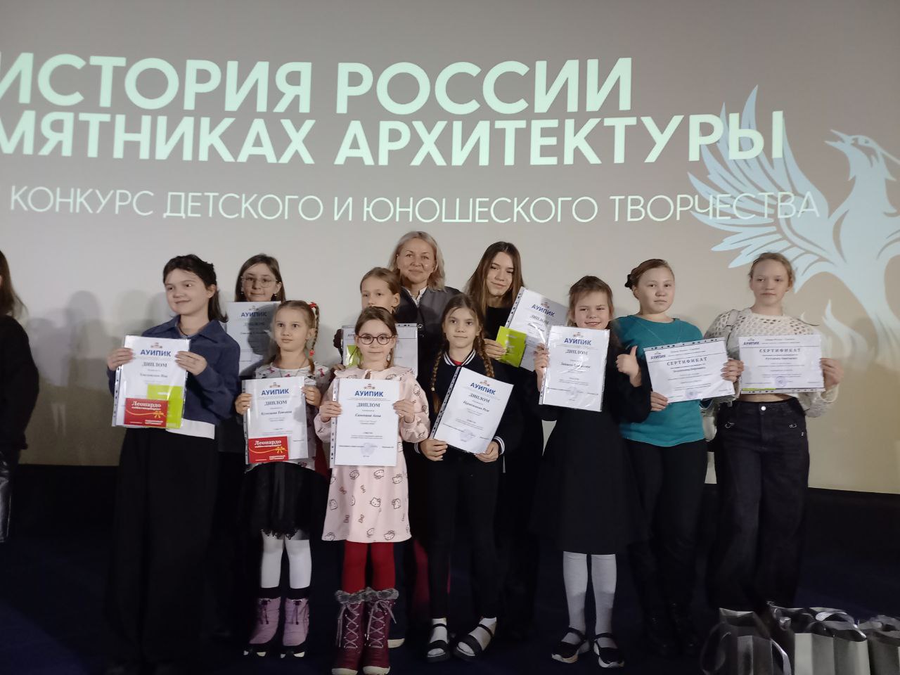 Юные художники завоевали высокие награды.