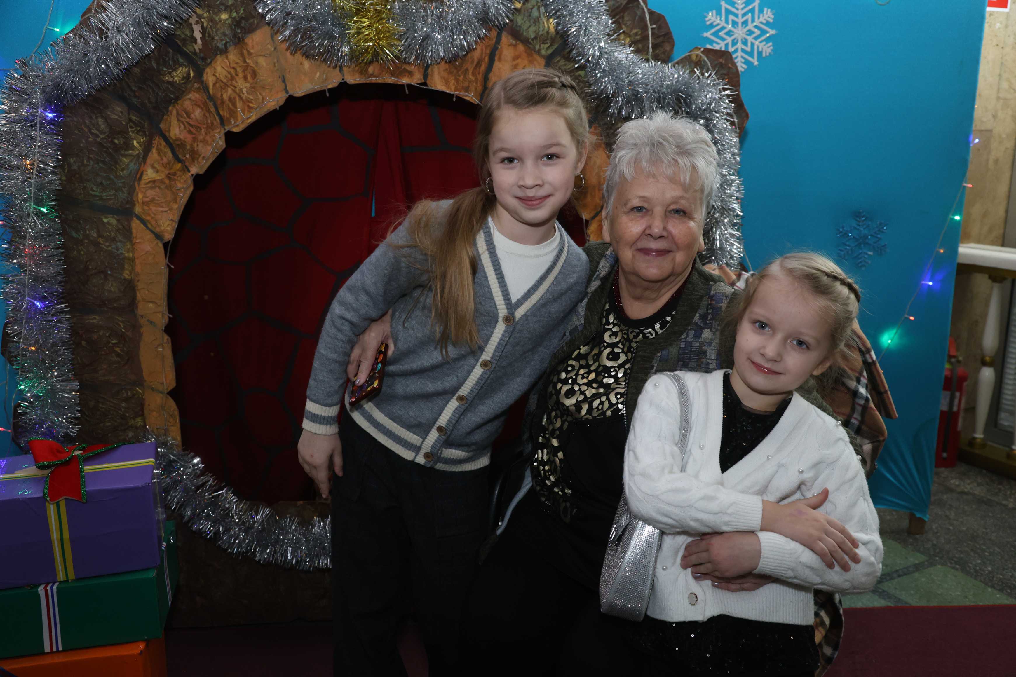 Во Дворце культуры «Россия» прошёл семейный новогодний спектакль, объединяющий поколения.