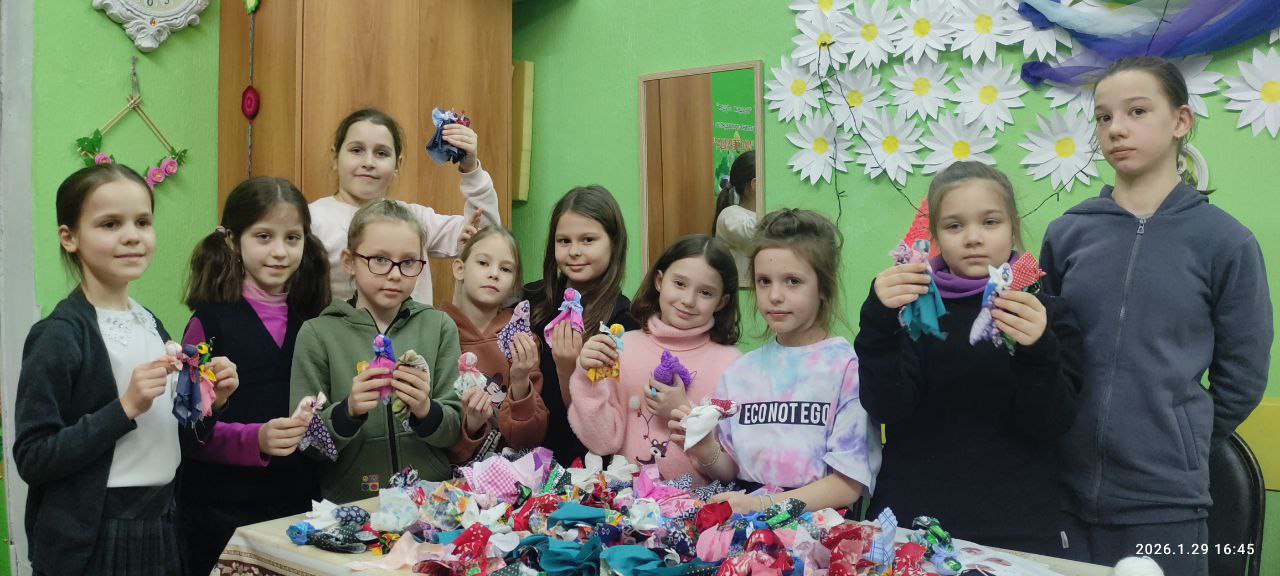 Юные рукодельницы во Дворце культуры «Россия» готовятся к Масленице.