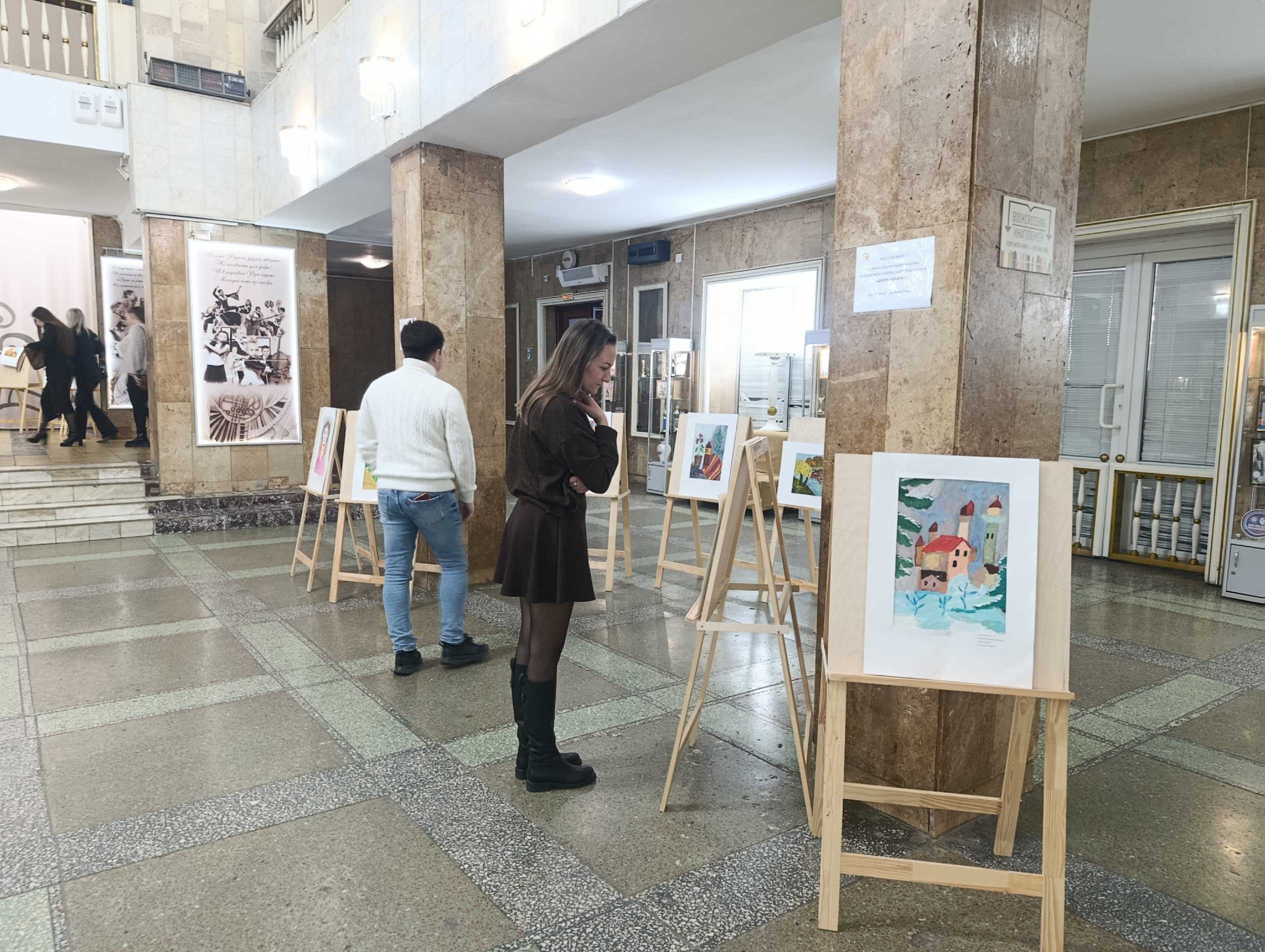 Во Дворце культуры «Россия» прошла выставка, посвящённая Международному женскому Дню.