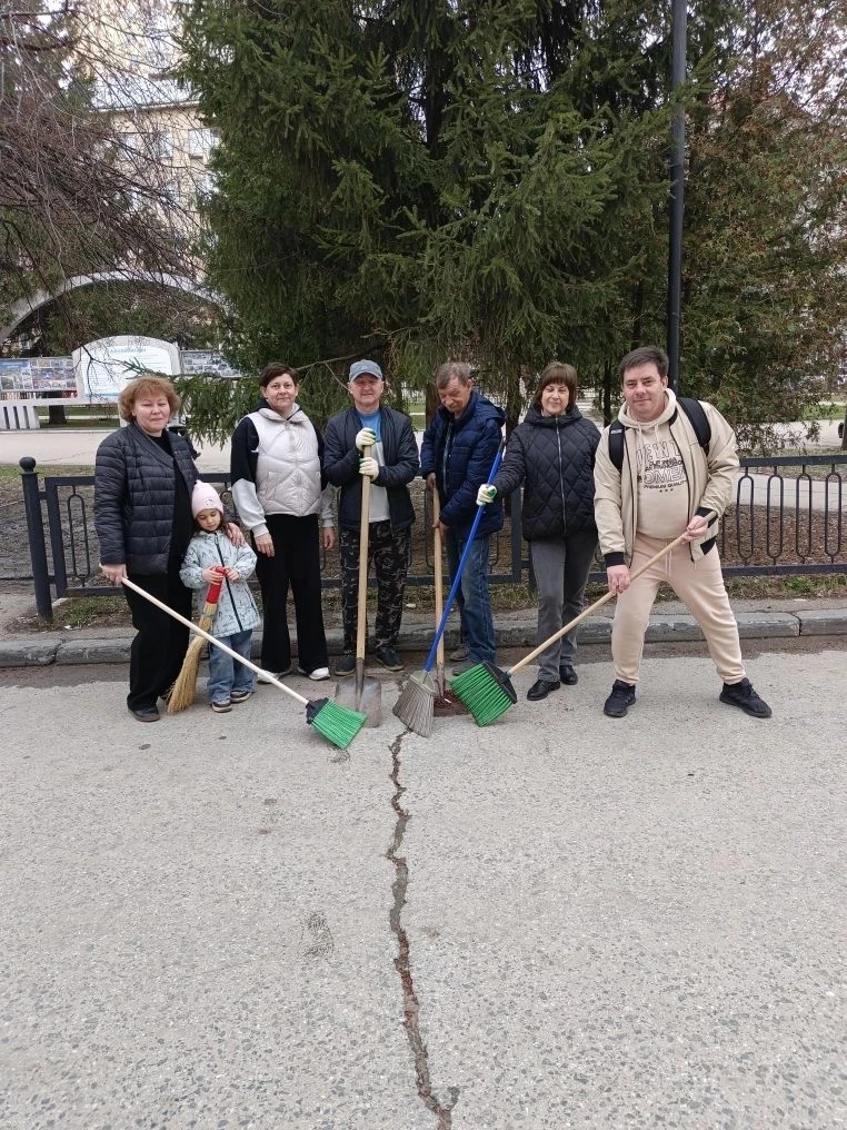 Коллектив Дворца культуры «Россия» присоединился к областному месячнику по благоустройству.