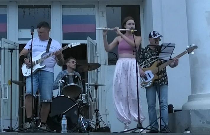 На площади Ленина прошёл воскресный концерт.