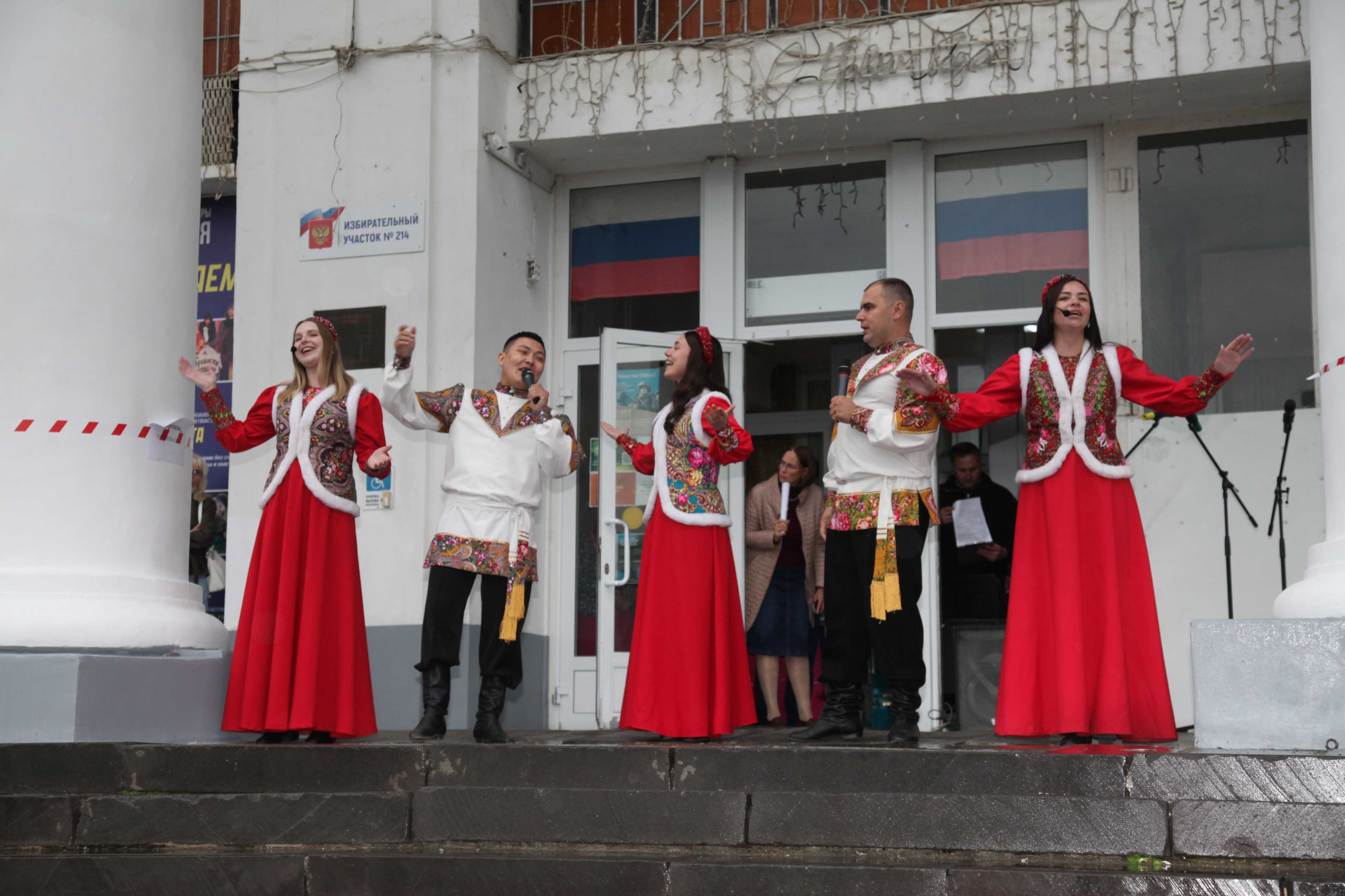 «От «России» с любовью»: на площади Ленина прошёл воскресный концерт.