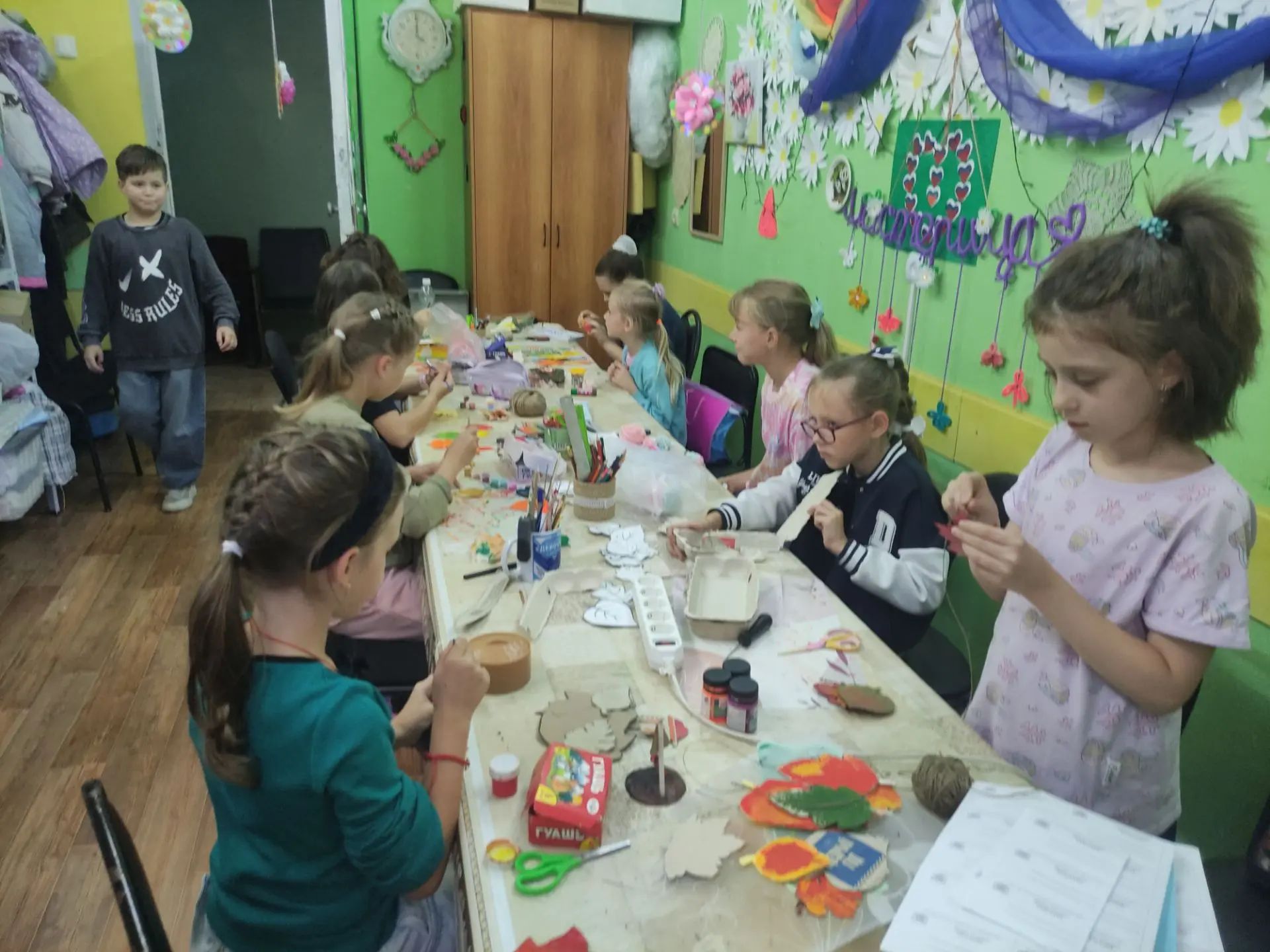 В клубе декоративно-прикладного творчества «Мастерица» запустили настоящий листопад.